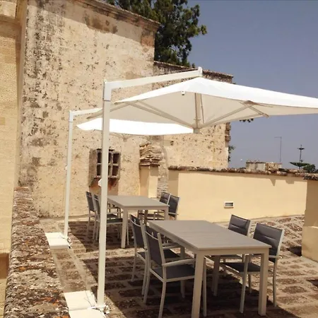 Palazzo De Carlo E Il Parco Dei 7 Pozzi 4* Lecce