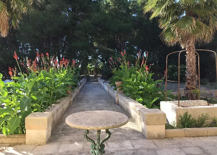 Palazzo De Carlo E Il Parco Dei 7 Pozzi לצ'ה