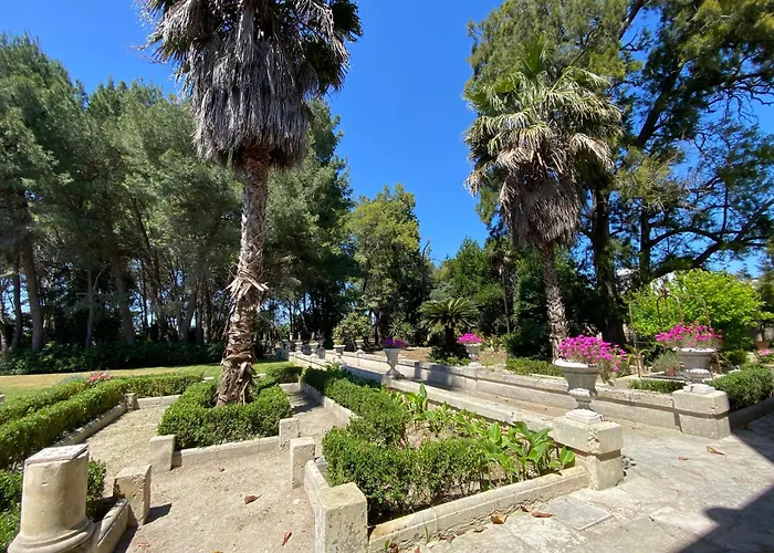 Palazzo De Carlo E Il Parco Dei 7 Pozzi 4*