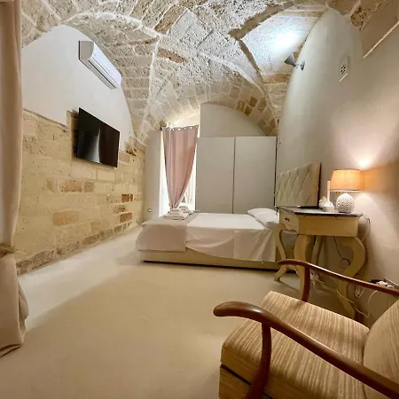 Palazzo De Carlo E Il Parco Dei 7 Pozzi 4*