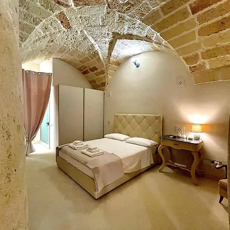 Palazzo De Carlo E Il Parco Dei 7 Pozzi