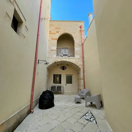 Palazzo De Carlo E Il Parco Dei 7 Pozzi Bed & Breakfast 4*