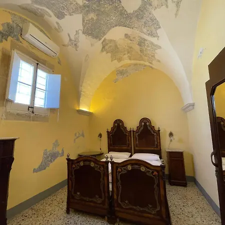 Palazzo De Carlo E Il Parco Dei 7 Pozzi Bed & Breakfast