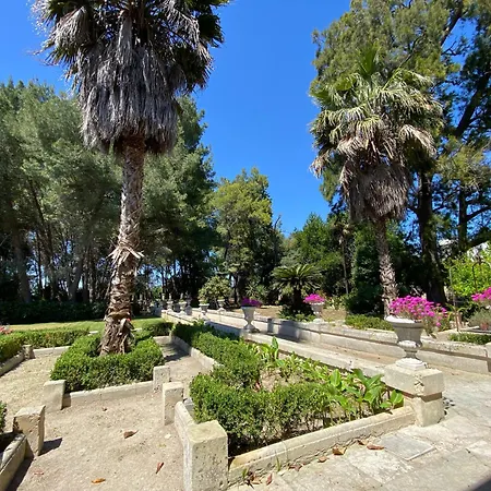 Palazzo De Carlo E Il Parco Dei 7 Pozzi *