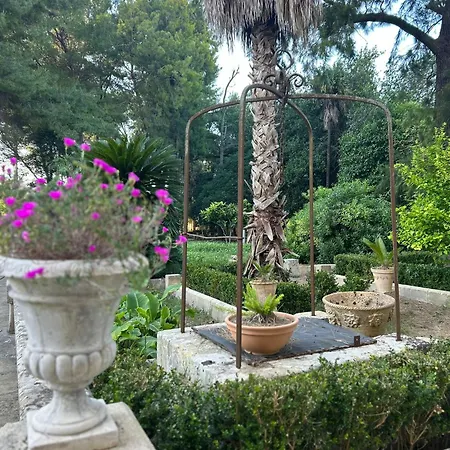 Palazzo De Carlo E Il Parco Dei 7 Pozzi 4*