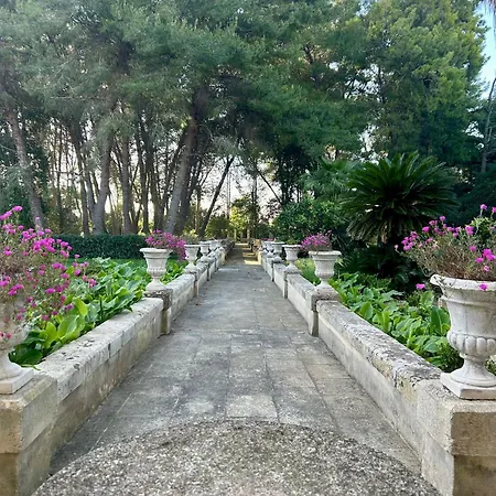 Palazzo De Carlo E Il Parco Dei 7 Pozzi Bed and Breakfast 4*