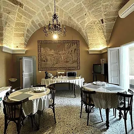 Palazzo De Carlo E Il Parco Dei 7 Pozzi 4* Lecce