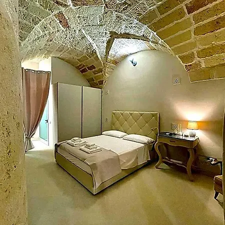 Palazzo De Carlo E Il Parco Dei 7 Pozzi
