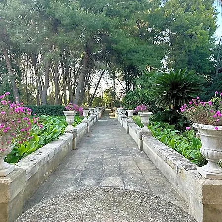 Panzió Palazzo De Carlo E Il Parco Dei 7 Pozzi 4*