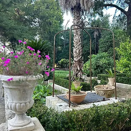 Panzió Palazzo De Carlo E Il Parco Dei 7 Pozzi 4*