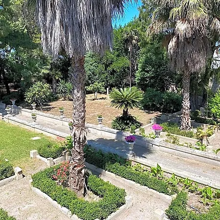 Palazzo De Carlo E Il Parco Dei 7 Pozzi Panzió