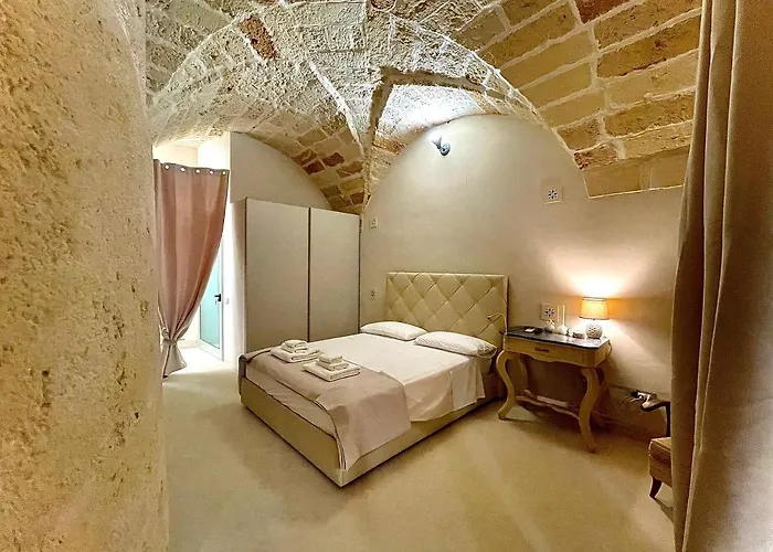 Palazzo De Carlo E Il Parco Dei 7 Pozzi